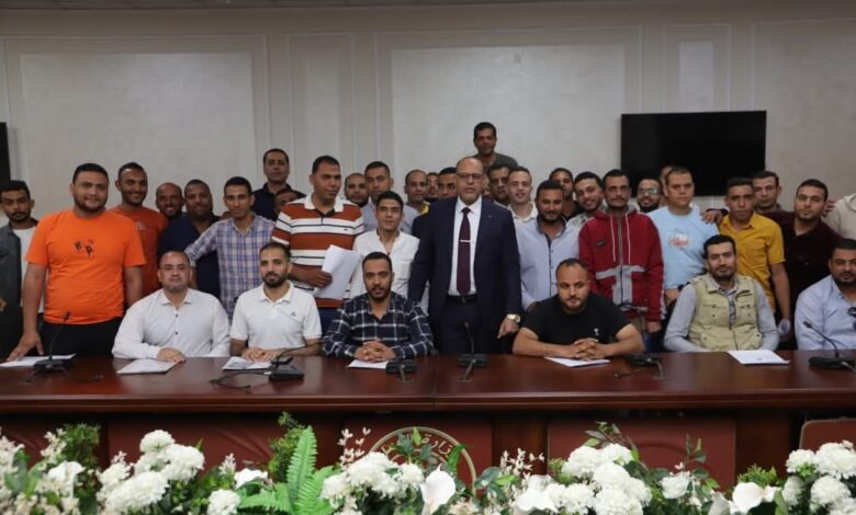 وزير العمل يُسلم عقود عمل للمتقدمين على فرص عمل بالإمارات 1 FB IMG 1746693544672