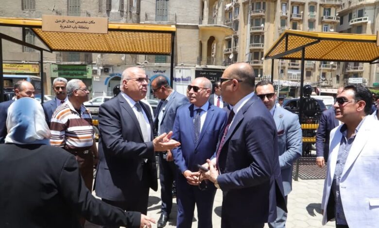 بعد إنشائها لحمايتهم من الشمس وبرودة الشتاء.. وزير العمل ومحافظ القاهرة يتفقدان أماكن إنتظار لعمال التراحيل بباب الشعرية 1 IMG 20250508 WA0020