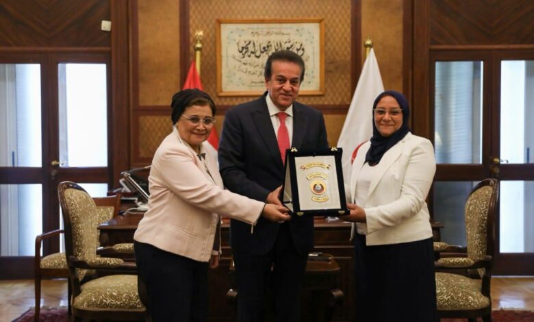 وزير الصحة يكرم الدكتورة "تغريد معروف" رئيسة قسم النساء والتوليد بمستشفى المنيرة 1 IMG 20250515 WA0059