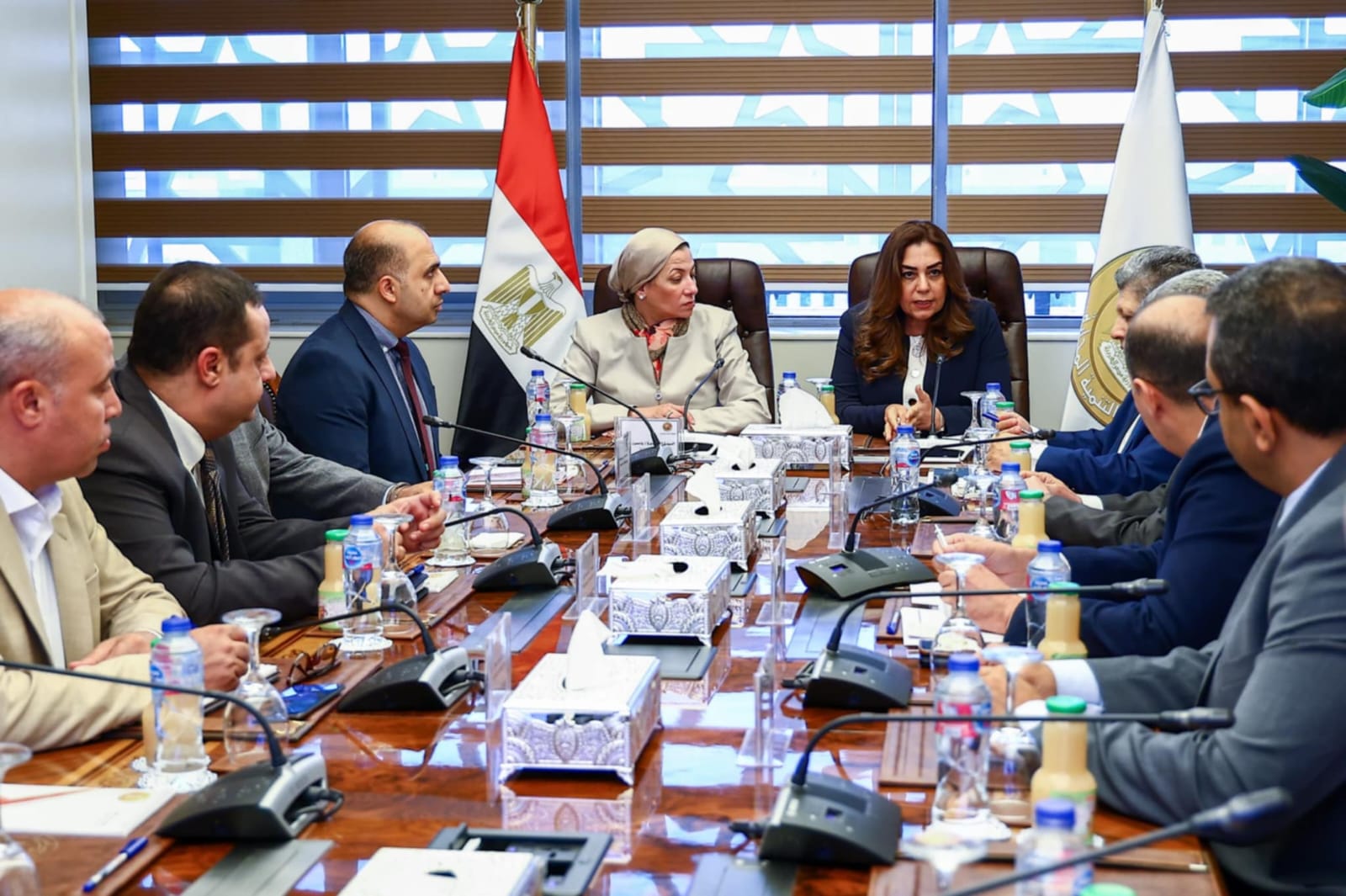 وزيرتا البيئة و التنمية المحلية تبحثان مع مسئولي الكهرباء مُراجعة مُتحصلات النظافة من الشركات